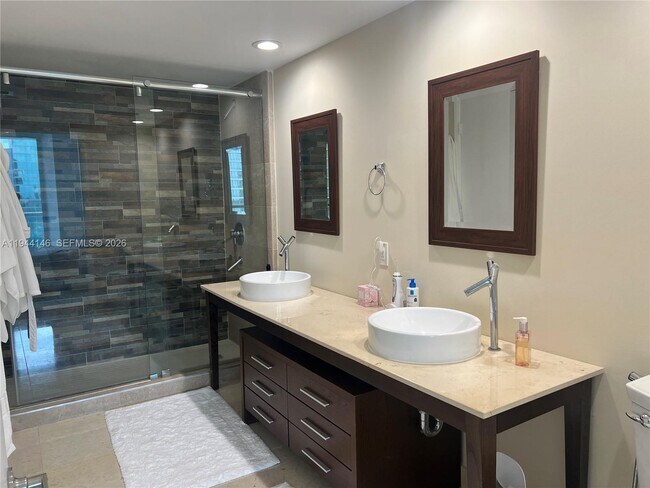 Building Photo - 475 Brickell Ave