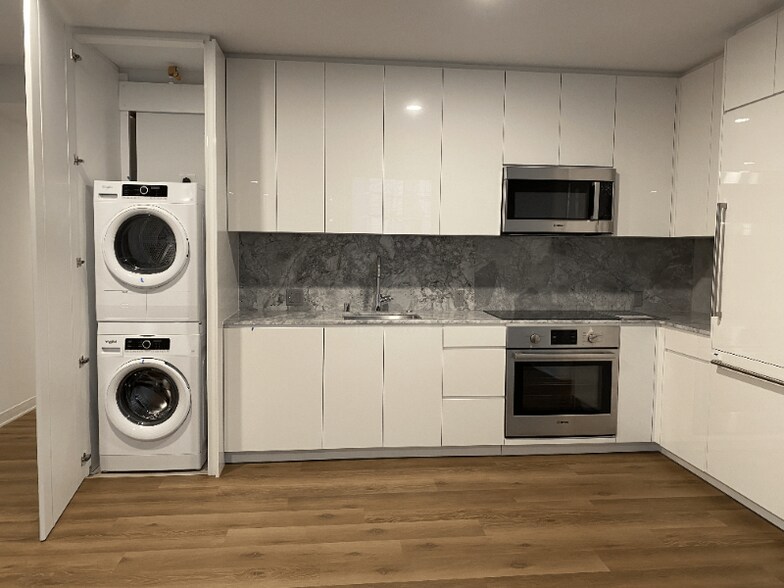 Building Photo - 987 Queen St