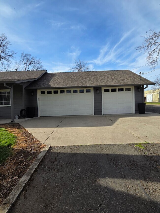 Building Photo - Country Style Living in this Charming Home in Anderson