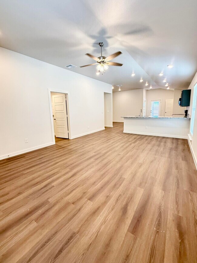 Building Photo - 2130 Langford Ave