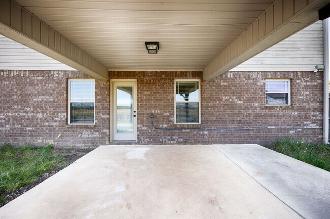 Building Photo - Fresh Paint & New Carpet! 4BR with Fenced Yard