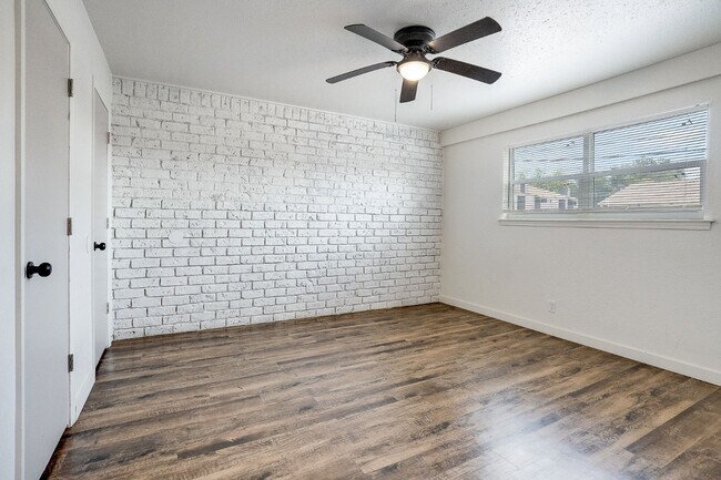 Building Photo - 1152 S Quaker Ave