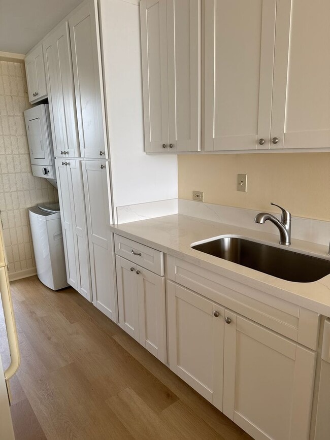 Building Photo - Two bedroom Kahala Towers