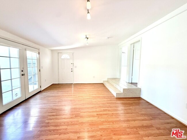 Building Photo - 364 N San Vicente Blvd