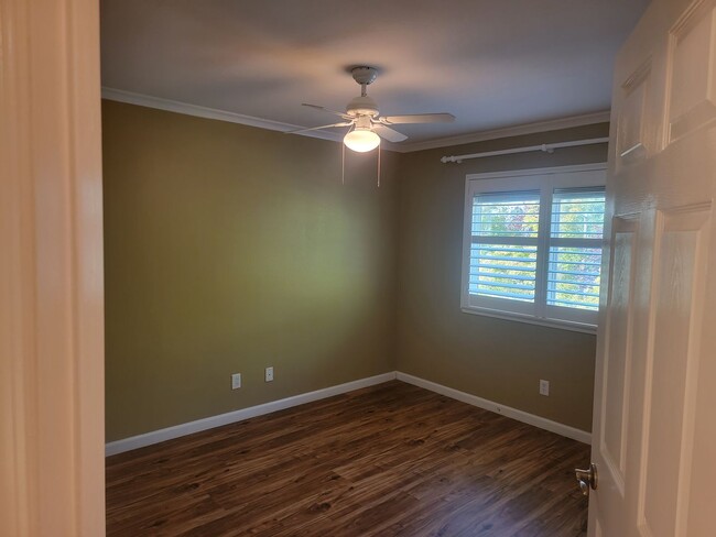 Building Photo - Gorgeous 4 bedroom 2.5 bath with large bon...