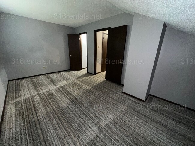 Building Photo - $1495 - 2 bed 1.5 bath - Duplex located in Riverside