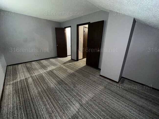 Building Photo - $1545 - 2 bed 1.5 bath - Duplex located in Riverside