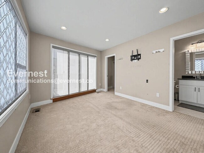 Building Photo - 3 Bed, 3.5 Bath Townhouse with Garage