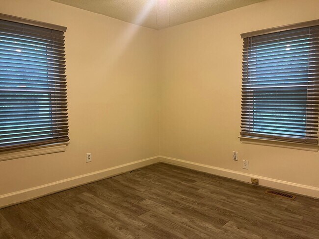 Building Photo - Beautiful Ranch Home In Central Raleigh, A...