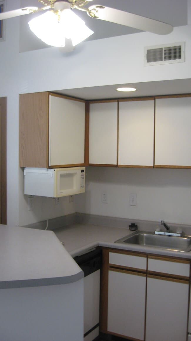 Building Photo - 712 W Elm St