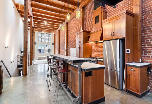 Building Photo - 657 3rd St