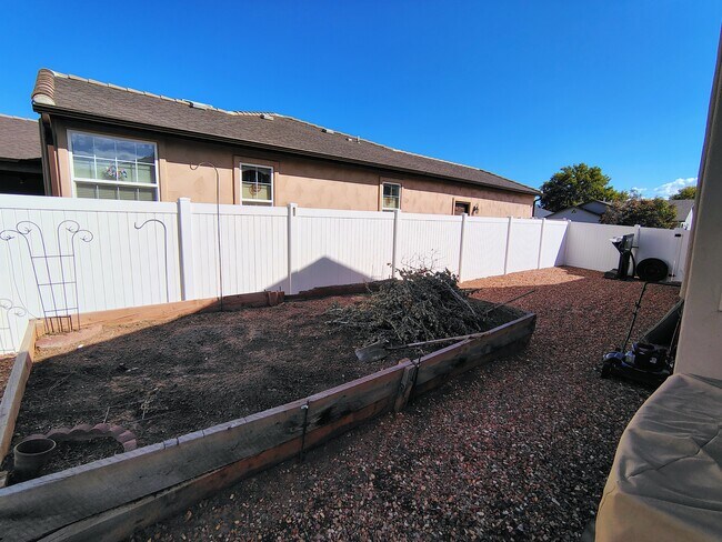 Building Photo - 593 Sinatra Way