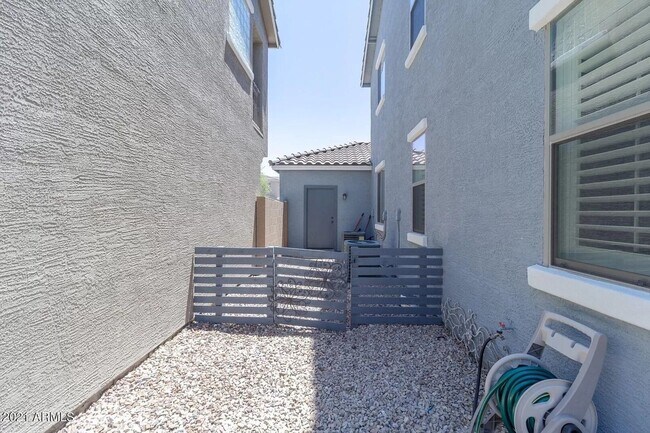 Building Photo - Luxurious 5BR Home in Award-Winning Power ...
