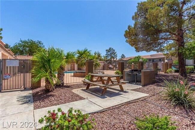 Building Photo - Beautiful South Shores Gated Community. 1st Floor unit. 2 beds. 2 baths.