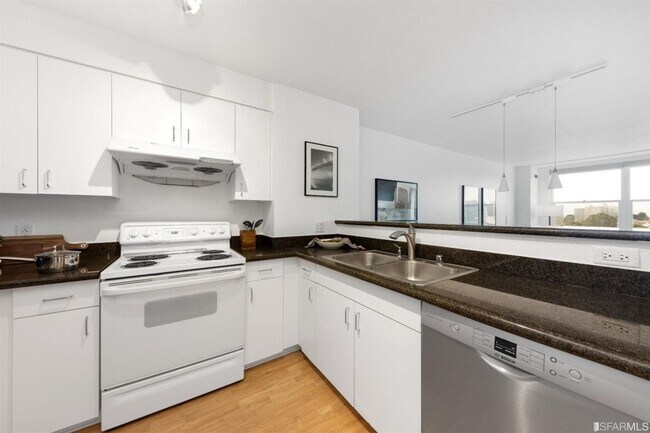 Building Photo - 1BD/1BA Condo at Oceanview Village - Close...