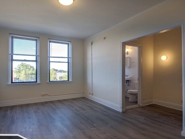 Building Photo - 3335 W Diversey Ave