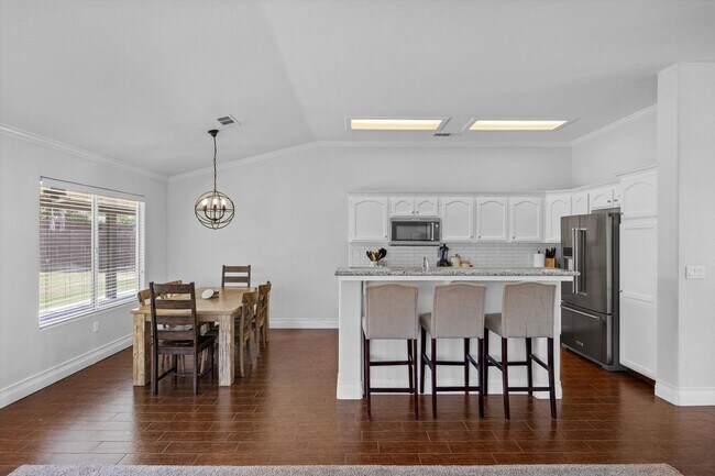 Building Photo - 10303 Roehampton Ave