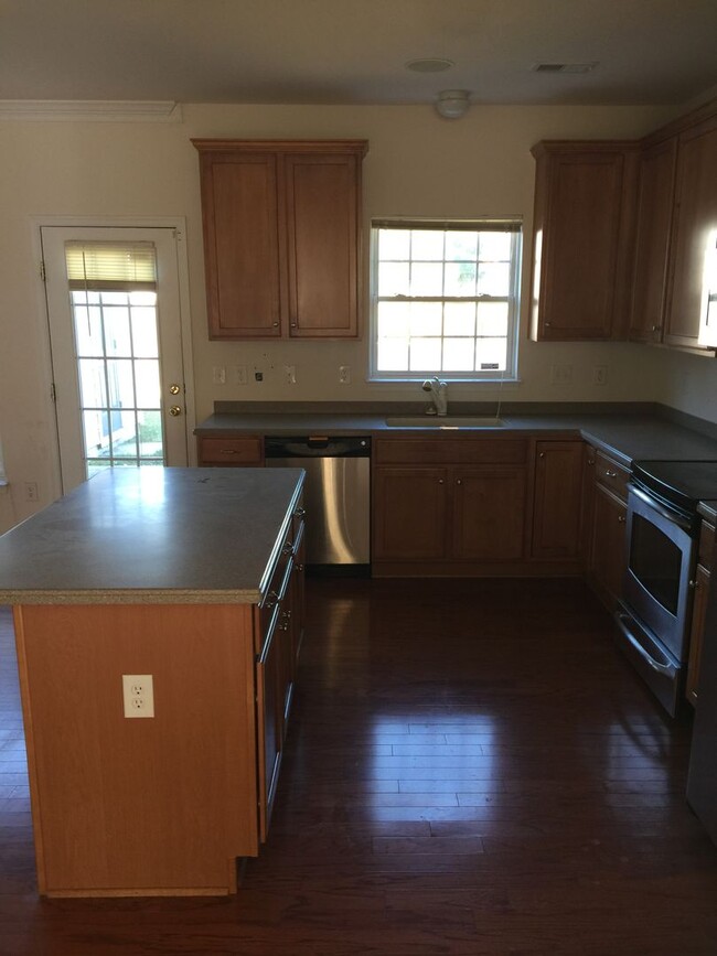 Building Photo - Beautiful Townhouse To Rent in Easter Henrico