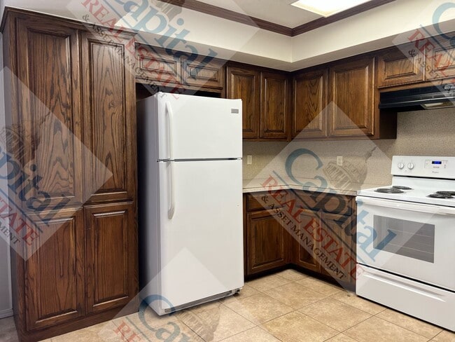 Building Photo - Spacious 4 Bedroom