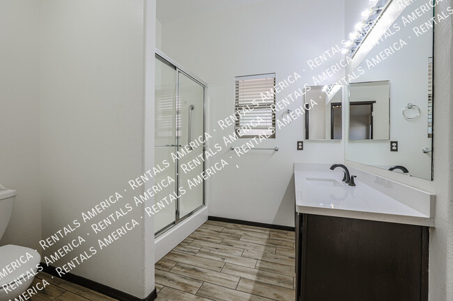 Building Photo - 9316 W Cinnabar Ave