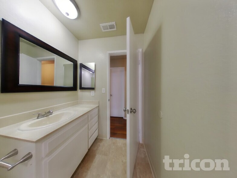 Building Photo - 1104 Waxwing Ln