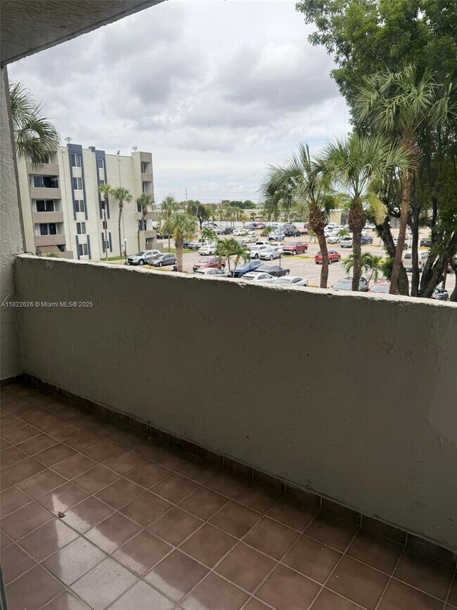 Building Photo - 10000 NW 80th Ct