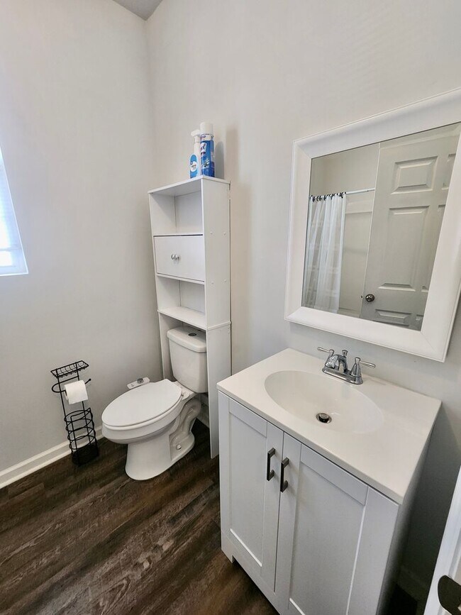 Building Photo - Well maintained end unit townhome in Grand...