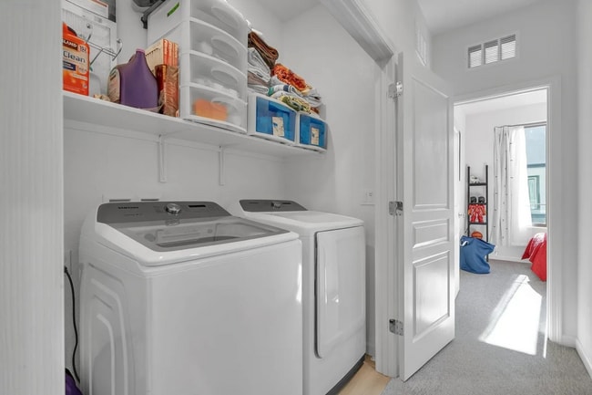 Building Photo - Beautiful Energy Efficient Hayward Townhome w/ Modern Updates