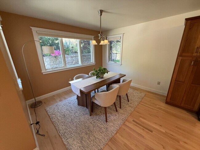 Building Photo - 3 Bed 2 Bath Large Beautiful Home