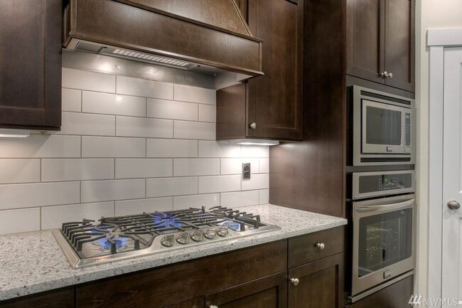 Building Photo - Beautiful 5BD/3BA home located in Rainer Ridge