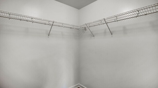 Building Photo - 250 King St