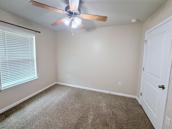 Building Photo - 5890 Daffodil Dr