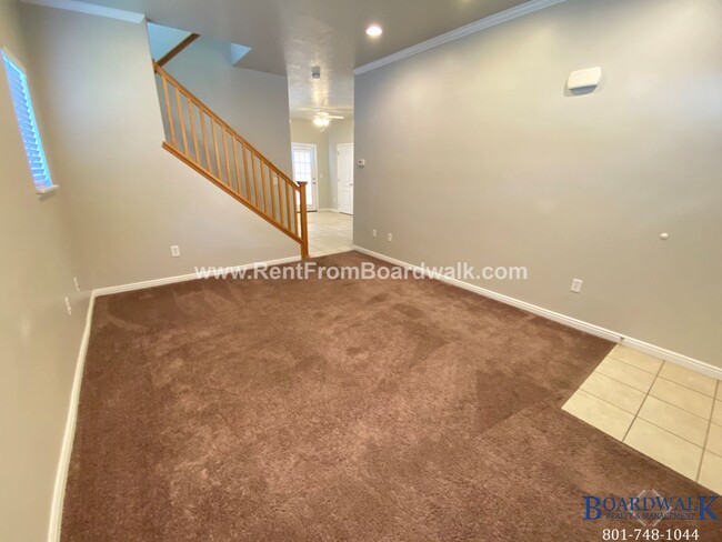 Building Photo - Beautiful 3 Bedroom Townhome End Unit in D...