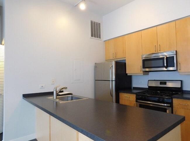 Building Photo - 939 W Madison St