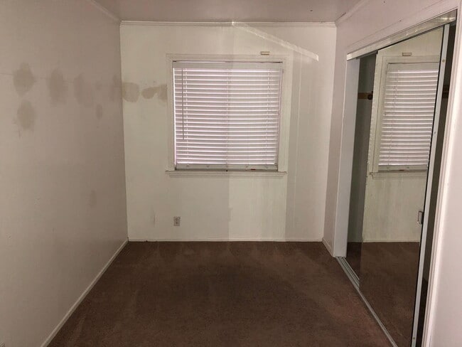 Building Photo - "Charming 3-Bed Gem with Granite & Hardwoo...