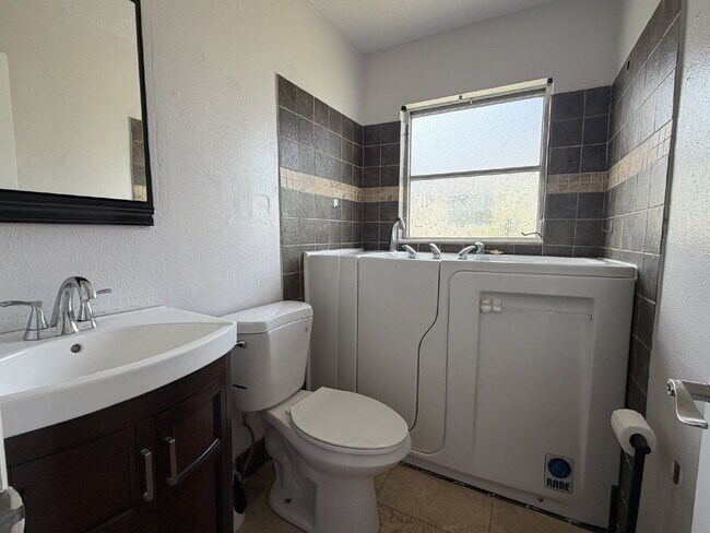 Building Photo - "Charming 2-Bedroom Duplex Retreat in Venice East!"
