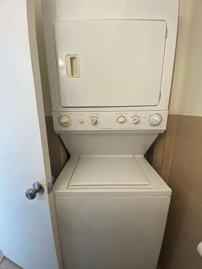 Building Photo - Beautiful 2-bed/1.5 bath two-story townhom...