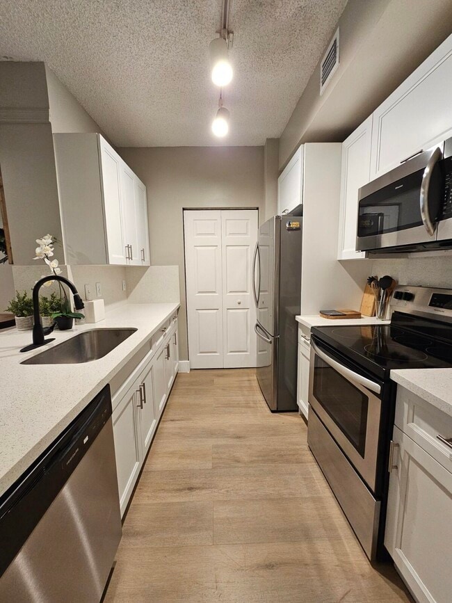 Building Photo - 780 S Sapodilla Ave
