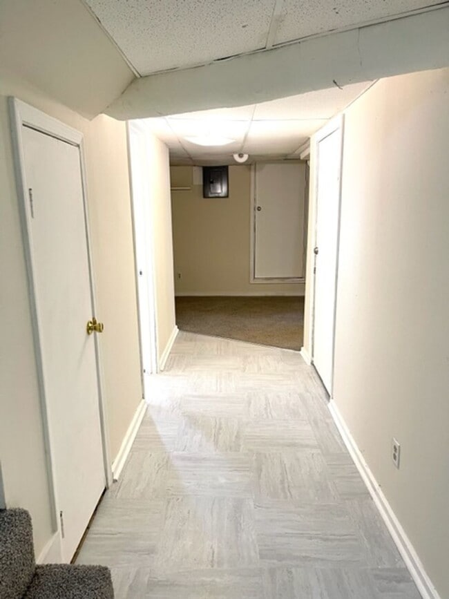 Building Photo - 1 Bedroom Apartment Downtown w/ Bonus Room - Utilities Included!