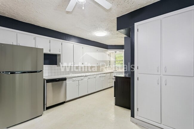 Building Photo - 3412 W 9th St N