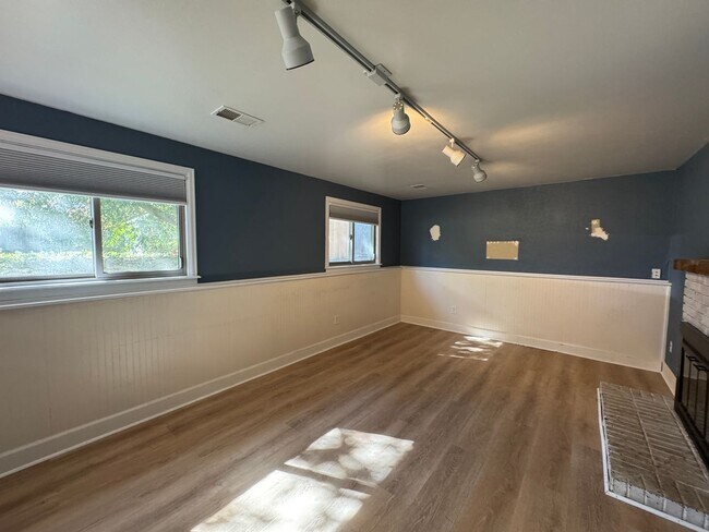 Building Photo - Great Tri-level home-Half of November Free!