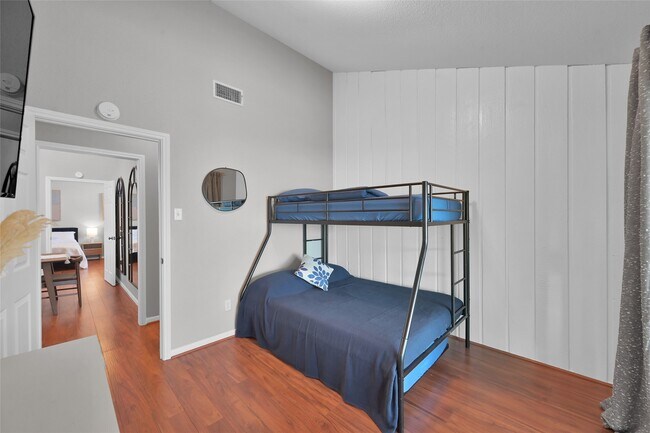 Building Photo - 39 Lakeview Village