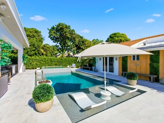 Building Photo - 2210 NE 3rd Ave