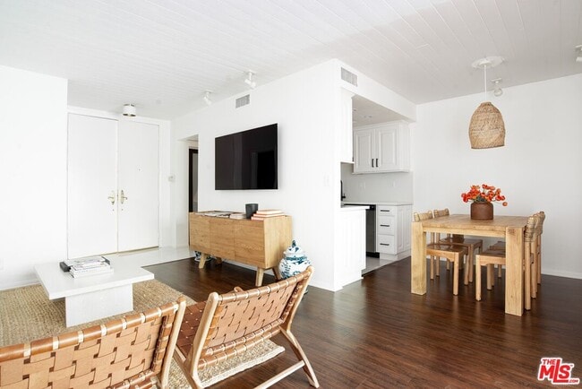 Building Photo - 1131 Alta Loma Rd