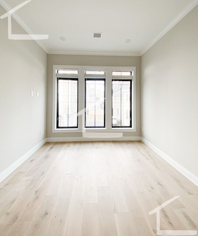 Building Photo - 147 Everett St