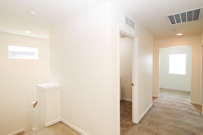 Building Photo - Spacious Rental! 3bed 3bath 2039sf 2 Car Garage A/C + Bonus Room