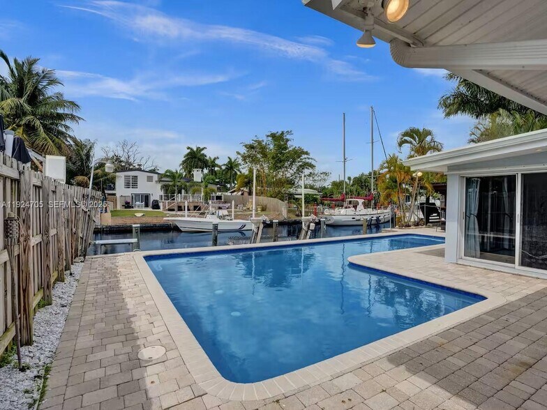 Building Photo - 2525 Gulfstream Ln