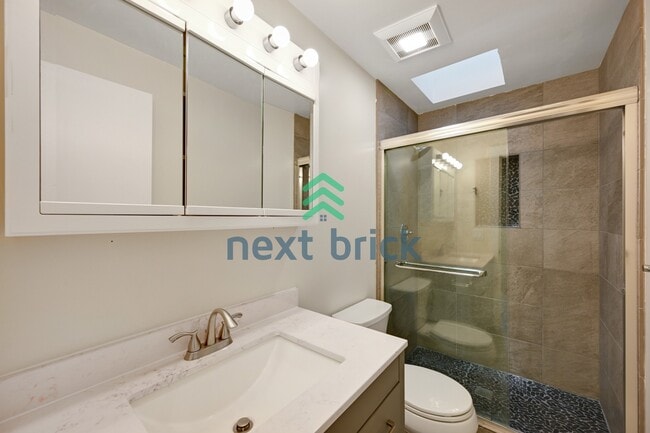 Building Photo - "Charming Bellevue 4-Bed Oasis with 2 Baths - Spacious 1560 Sq Ft Retreat!"