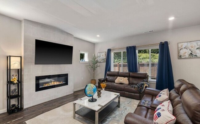 Building Photo - Modern 4-Bed Home in Northshore School District with A/C