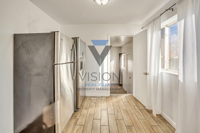 Building Photo - 360 E 400 S